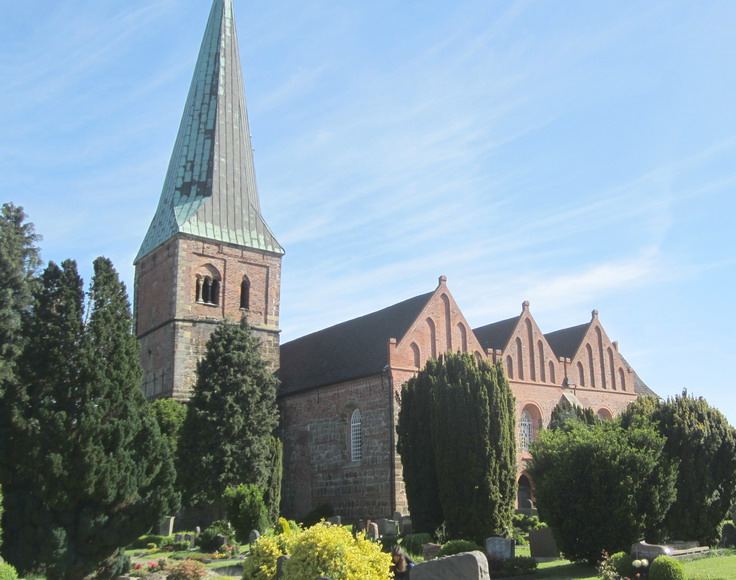 Kirche und Friedhof von Berne