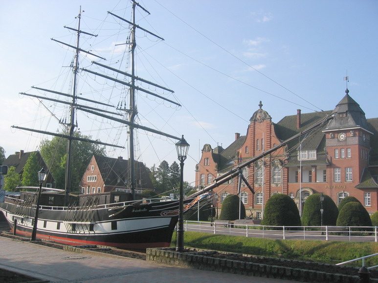 Museeumssegler vor dem Rathaus Papenburg