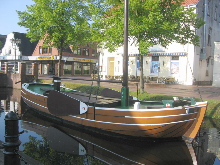 Alter Torfkahn im Papenburger Kanal