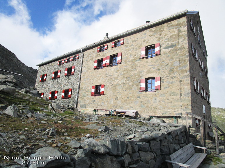"Neue Prager Hütte" 2796 m.