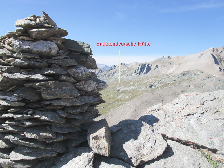 an der Dürrenfeldscharte 2823 m. mit Sicht zur Sudetendeutschen Hütte