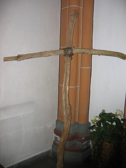Compostele Pilgerkreuz in der Kirche von Sögel
