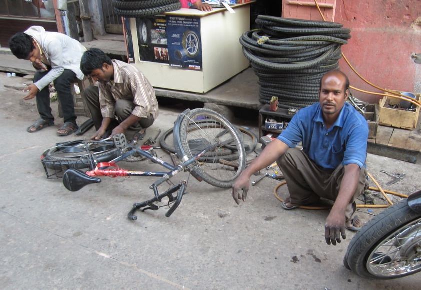 Fahrrad Reparatur auf der Strasse