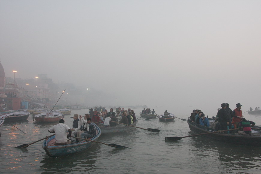 Traum vieler Inder. Sonnenaufgang und Bootfahren auf dem Ganges.
