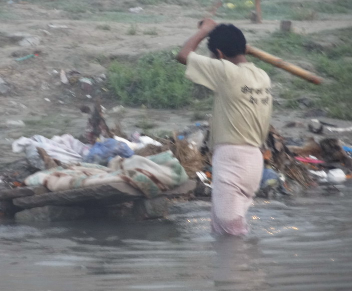Der Wäscher steht lange im kalten Gangeswasser