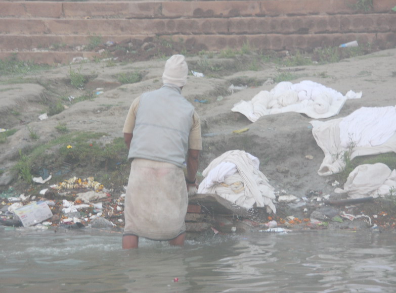 stundenlang im kalten Ganges-Wasser