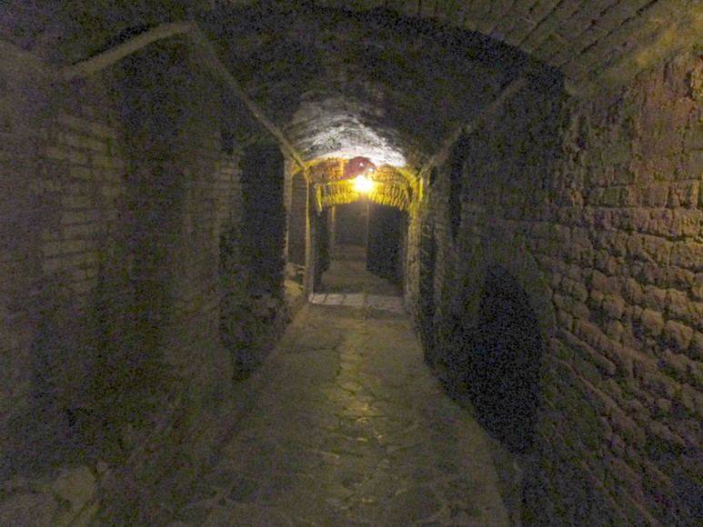 Tunnelzugang zwischen den Gebäuden auf der Hacienda Vistahermosa