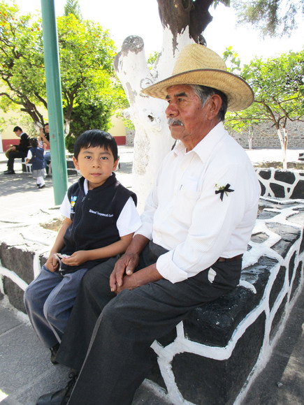 Mexikanischer Großvater mit Enkel