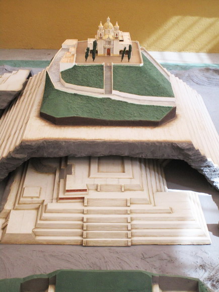 Modell der Choloula Pyramide mit Kirche