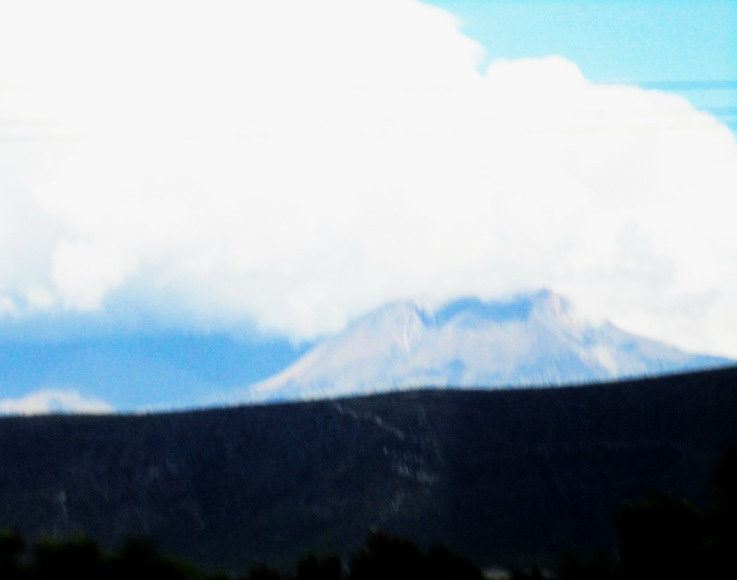 In den Wolken bläst ist der Vulkan Popokatepetl 5465m.