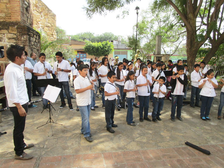 Mexikanische Jugendliche spielen für deutsche Besucher vor der Kirche in Zaachila