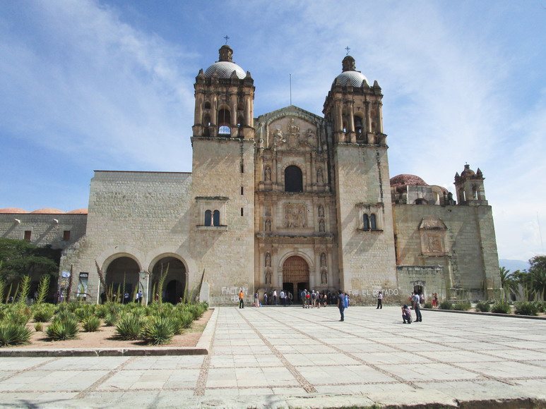 Kirche Santo Domingo in Qaxaca, daneben ist das Museum