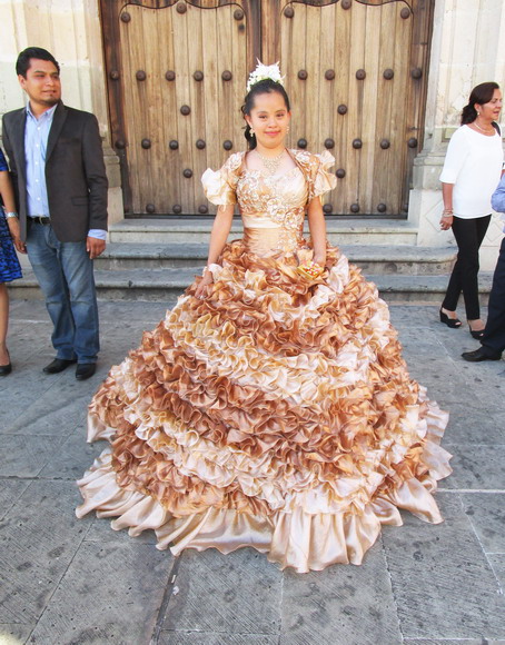 Eine junge Dame stellt ein modernes mexikanisches Kleid vor
