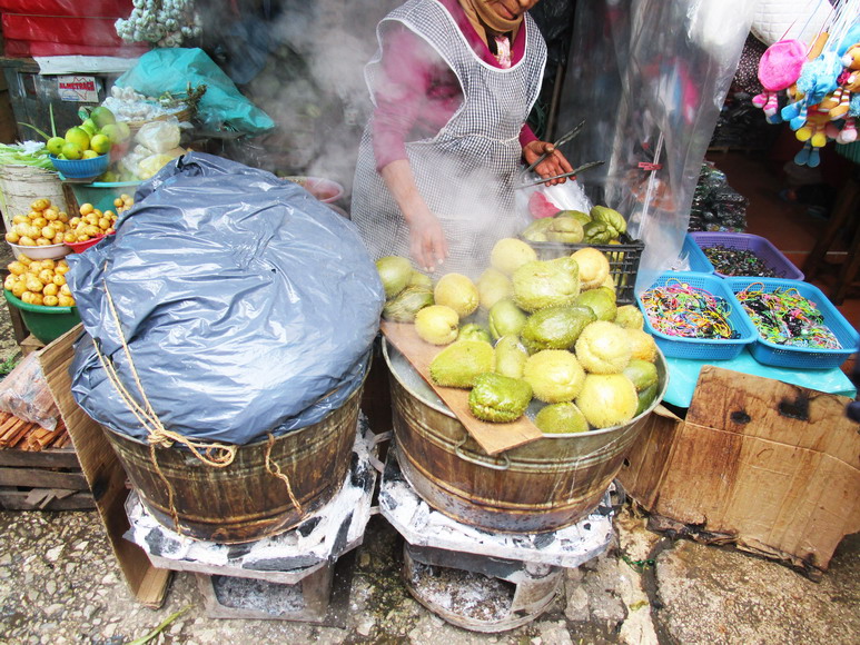 Garküche auf dem Markt in Cristobal