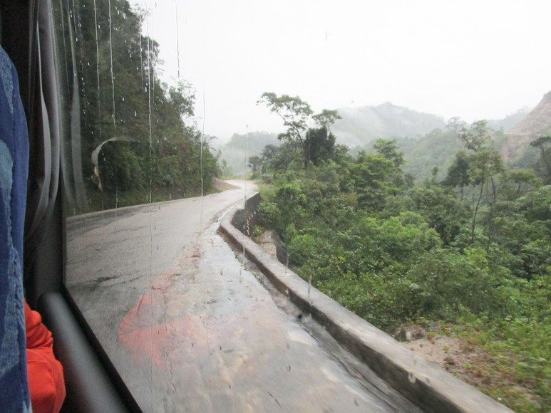 Schmale und Kurvenreiche Strasse nach San Juan Chamula