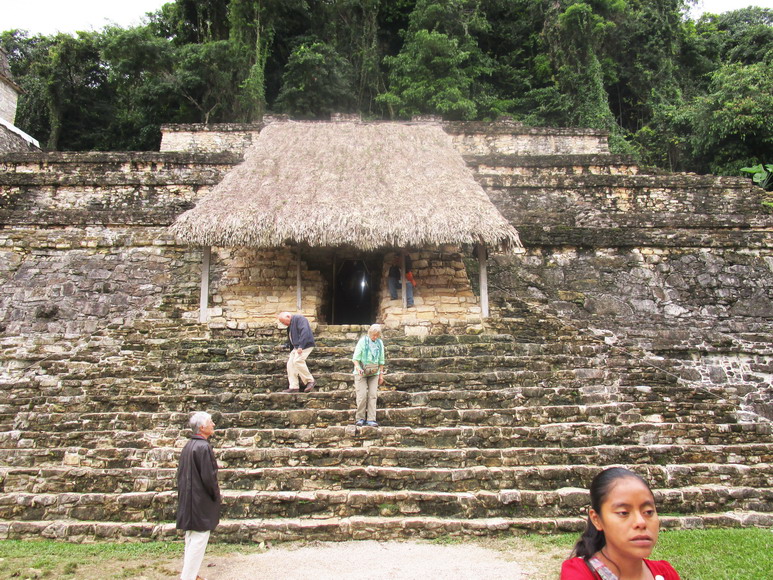 Es ist anstrengend die Maya-Stätten zu besteigen.