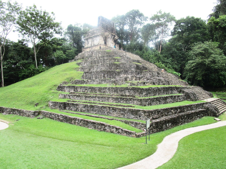Man sieht es, die Maya-Anlage in Palenque ist 2014 erst zu 5% ausgegraben.