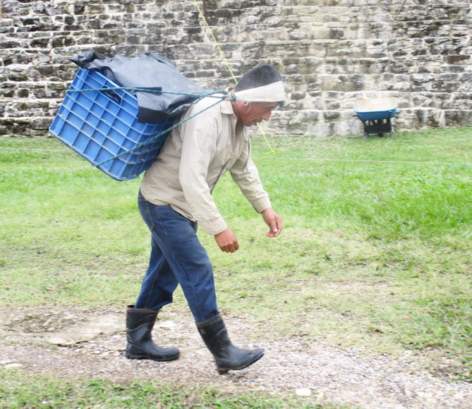 Ein Souvenierverkäufer an der Maya Stätte in Palenque macht Feierabend.