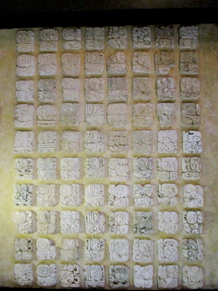 Entzifferte Steintafel aus der Maya Stätte Palenque.