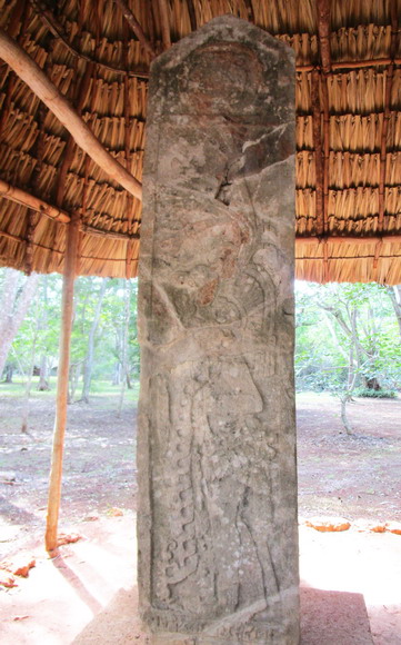 Uralte Stele aus der Maya Stätte Sayil.