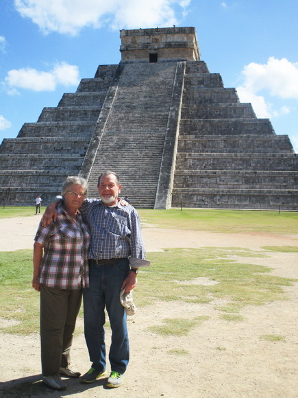 Irmgard und Rudi auf Mexiko-Tour 2014 in Chichen Itza