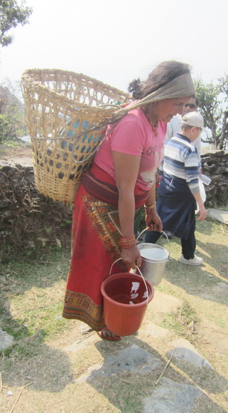 täglich Wasser holen von der Gemeinschaftspumpe