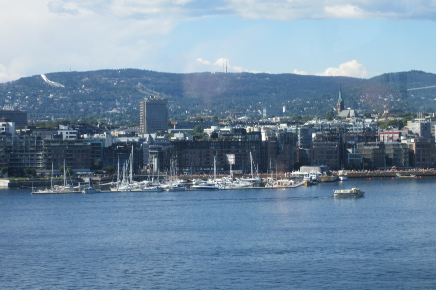 Oslo mit Jachthäfen und Sprungschanze im Hintergrund