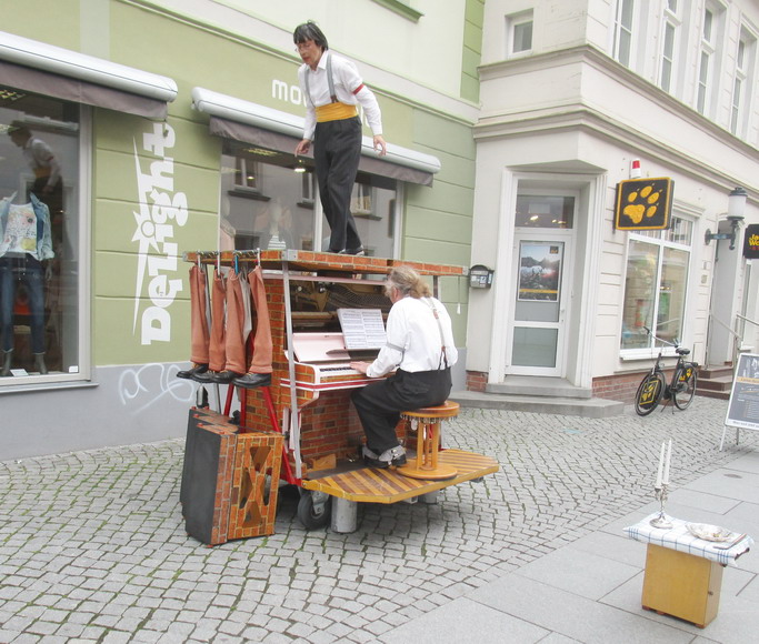 Schräge Musik und Stepptänzerin am Marktplatz in Greifswald