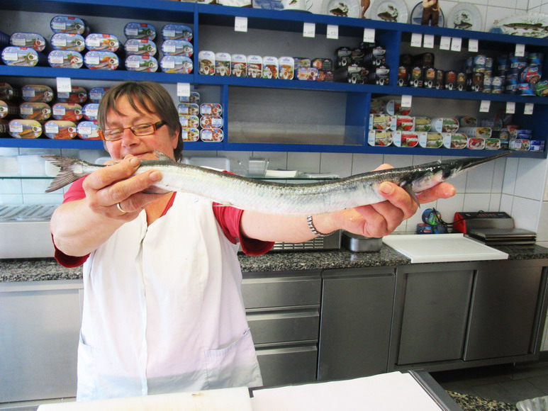 Hornfisch erklärt von einer kompetenten Fischverkäuferin in Lauterbach