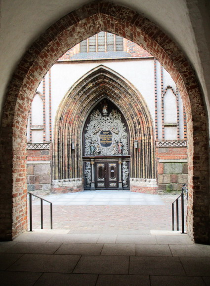 Kirchenportal in der Altstadt von Stralsund
