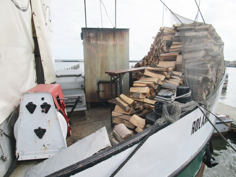 Holzvorrat zum räuchern an Bord, gesehen im Hafen Barth