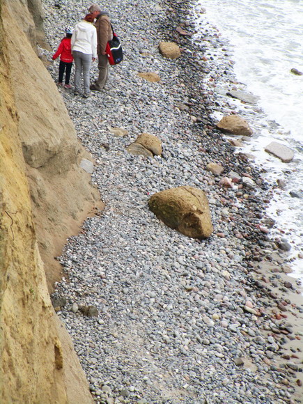 Schöne Steine finden ist eine Beschäftigung alles Strandbesucher