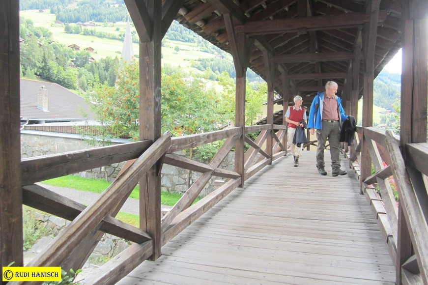 Brücke im Ort Matrei über den Bretterwandbach
