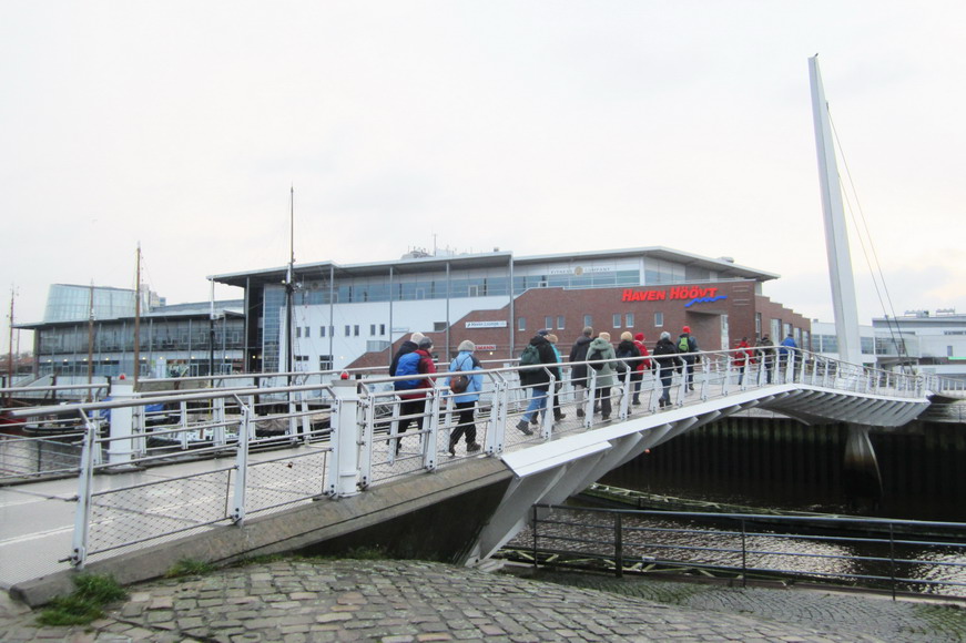 am Alten Hafen mit moderner Brücke , links Oldtimer Segler